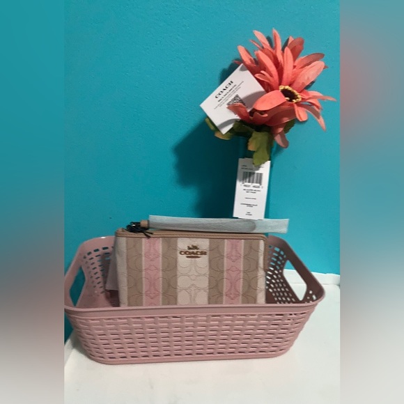 Coach large wristlet in sig jacquard stripes gold taffy. New - Picture 4 of 5